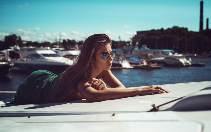 яхта вода девушка очки солнечные