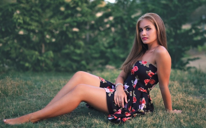 девушка в платье на траве лето