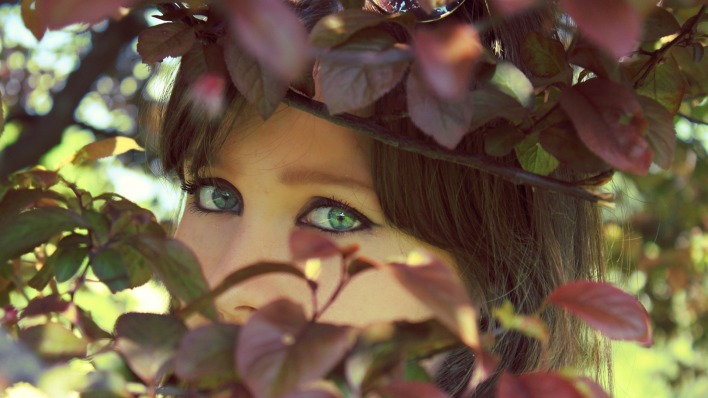 девушка ветка глаза зеленые