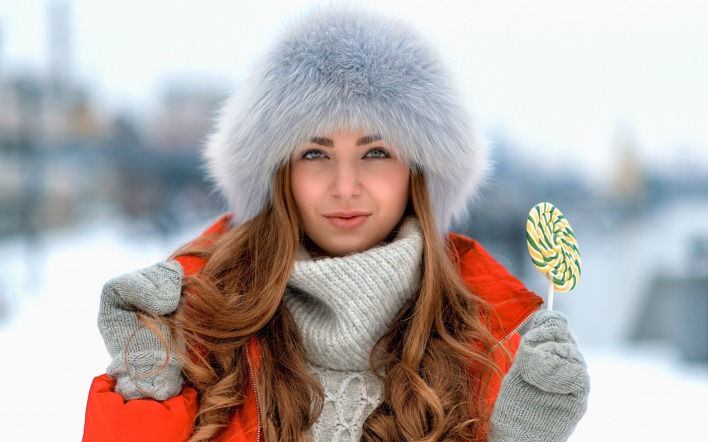 девушка шапка леденцы зима