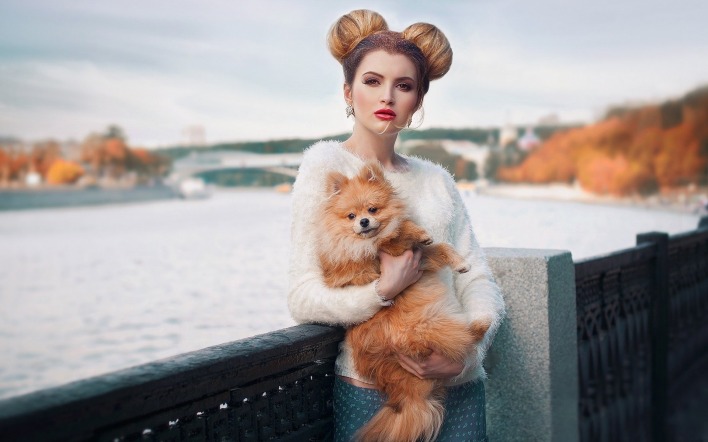 девушка с собакой на мосту у реки