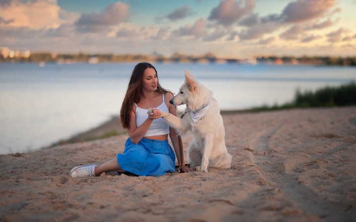 девушка с собакой на озере пляж песок