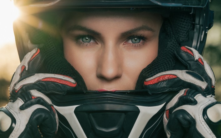 девушка лицо шлем мотоциклист
