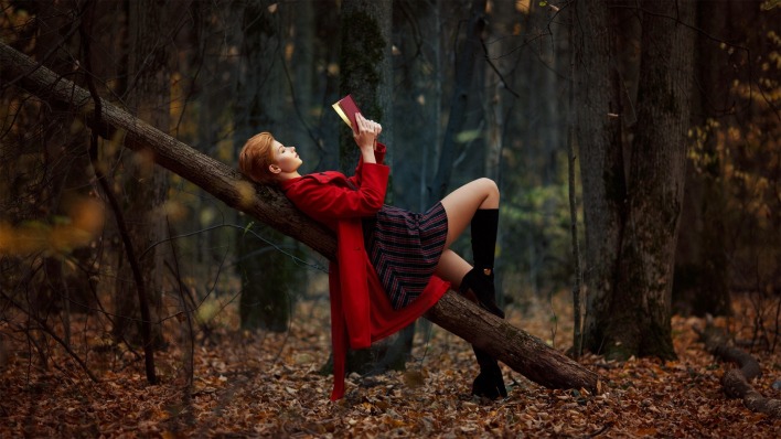 девушка дерево книга лес в красном