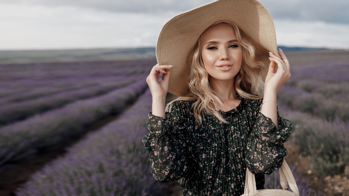 девушка поле лаванда в шляпке блондинка