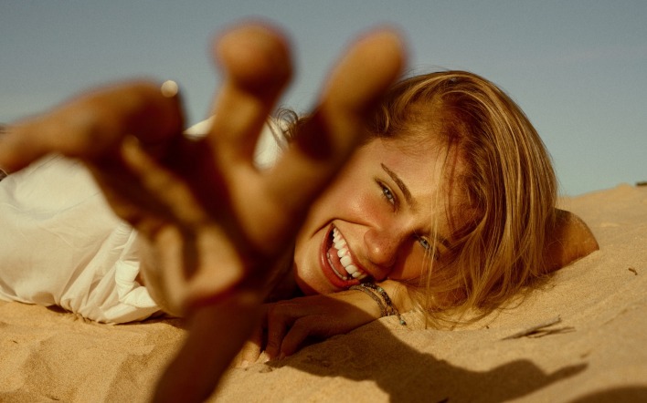 девушка на пляже песок жизнерадостная девушка счастье