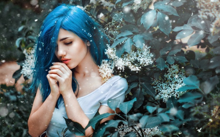 девушка голубые волосы листья деревья