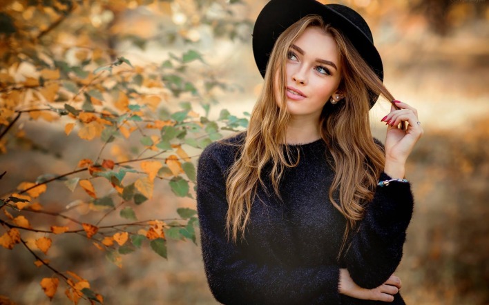 девушка в шляпе в черном задумчивая осень деревья