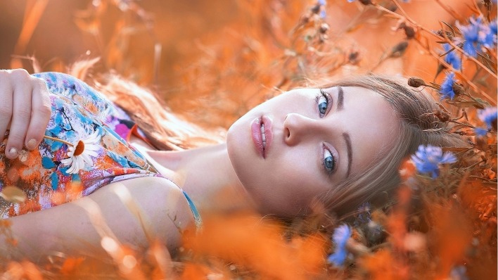 девушка милая лицо в траве полевые цветы