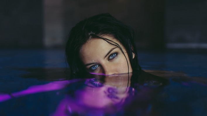 девушка лицо под водой брюнетка глаза взгляд