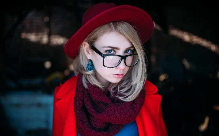 девушка в очках шляпка шарф