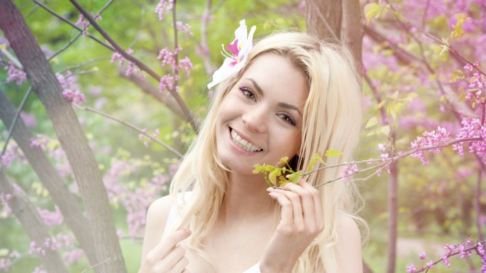 девушка весна цветущие деревья улыбка