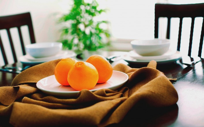 Апельсины на тарелке
