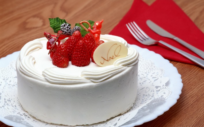 Белый торт с клубникой