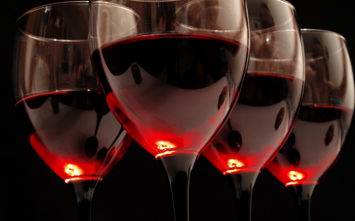 Светящееся вино в бокале