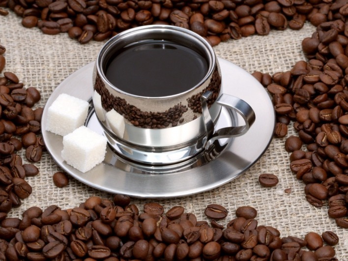 Чашка кофе с кофейными зернами
