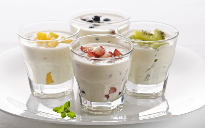 Стаканы с йогуртом и фруктами