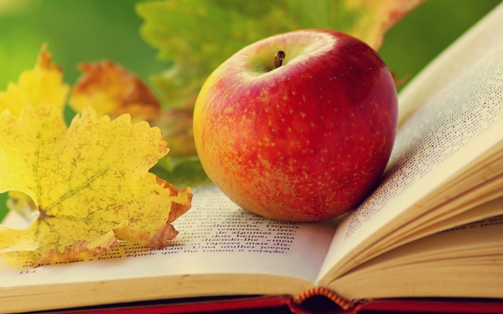 Яблоко, книга, листья, осень