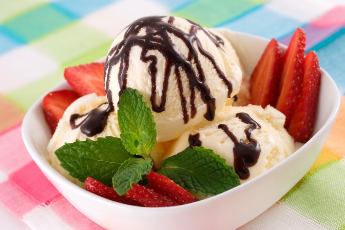 мороженое с клубникой в шоколаде