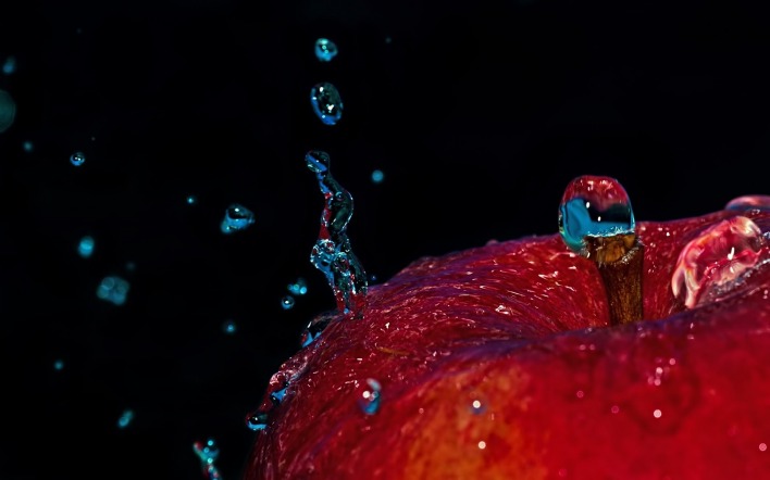 Яблоко с каплями воды