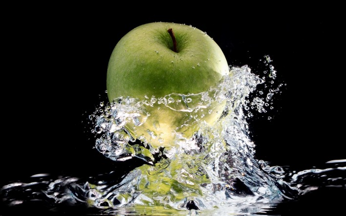 Яблоко летящее в воду