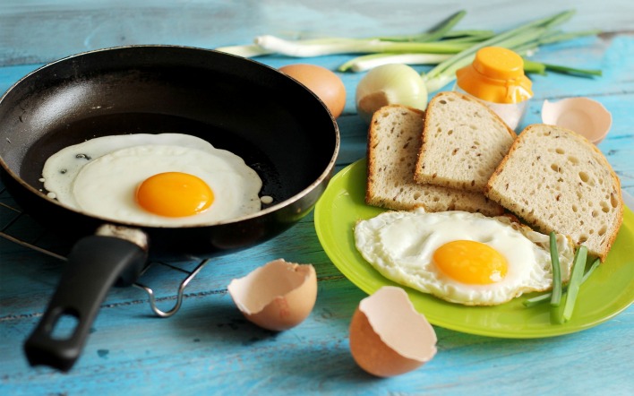 еда яичница хлеб яйца сковорода