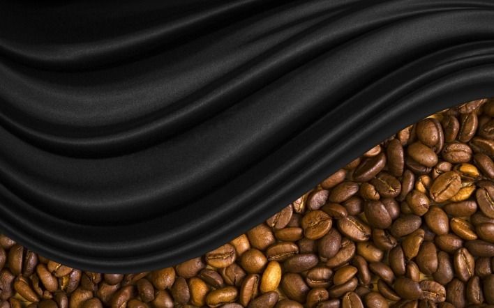 Зерна кофе накрытые черным материалом