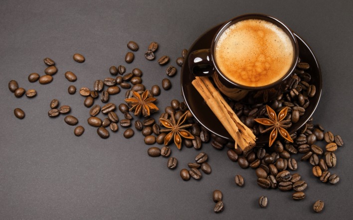 кофе блюдце кофейные зерна палочка корицы анис