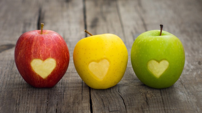 яблоки разноцветные сердце деревянные доски