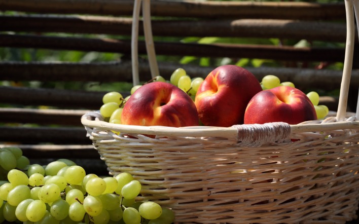 корзина фрукты яблоки виноград