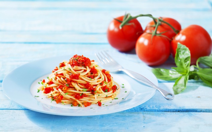 макароны паста томаты тарелка
