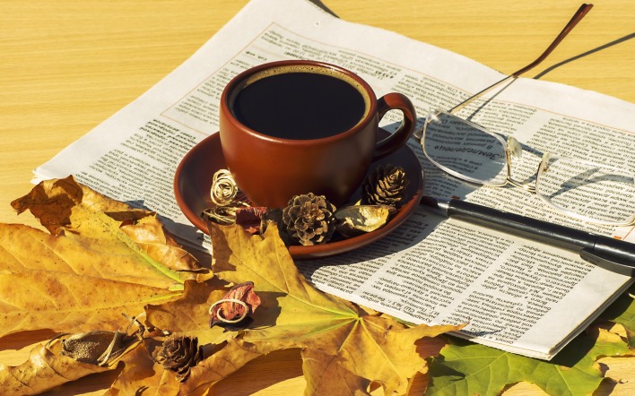 чашка кофе газета листья