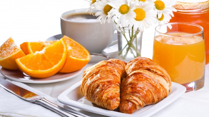 круасаны апельсины сок кофе завтрак ромашки