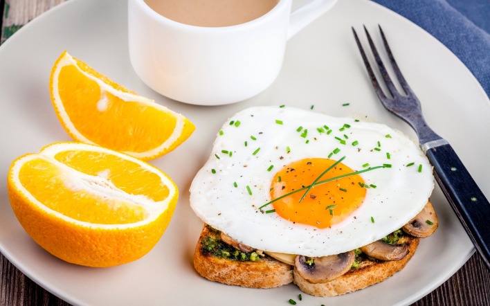 яичница бутерброд апельсин тарелка кофе завтрак