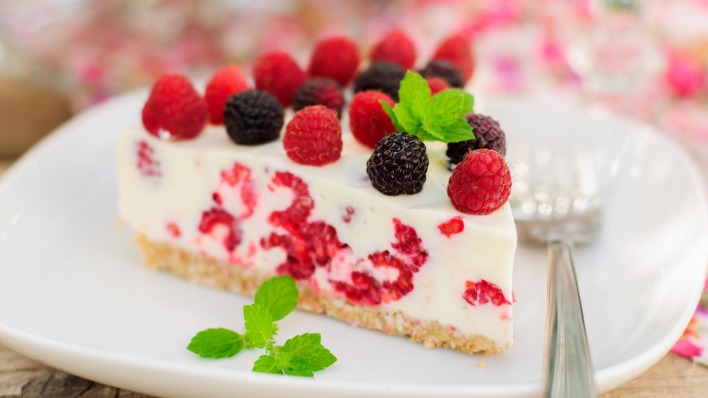 чизкейк торт кусочек десерт тарелка вилка ягоды