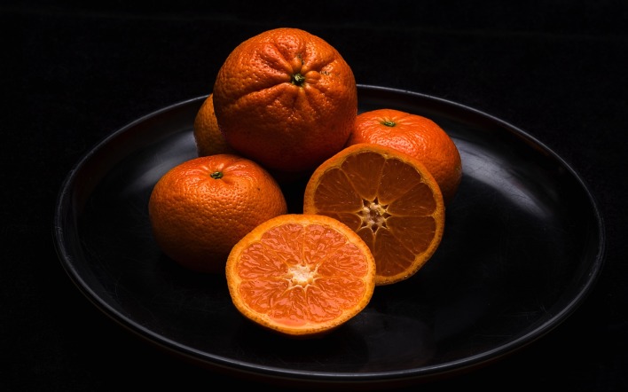 апельсин сковородка черный фон