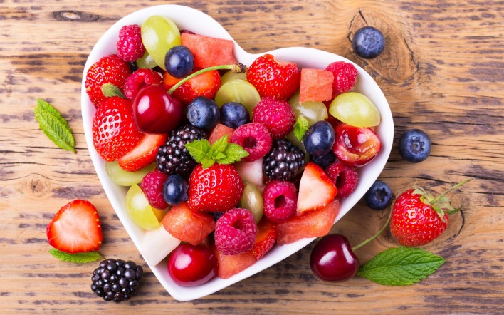 ягоды ассорти тарелка сердце