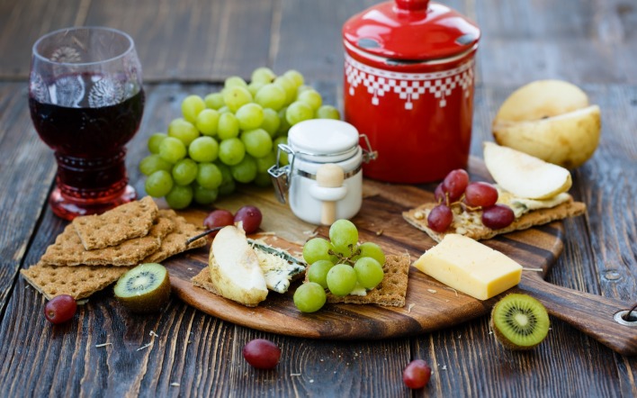 натюрморт виноград сыр вино