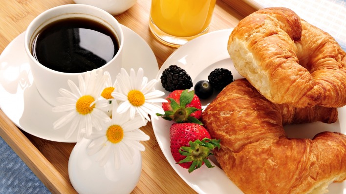 утро завтрак булочки кофе ромашки клубника