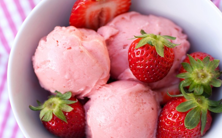 мороженое клубника ягоды шарики