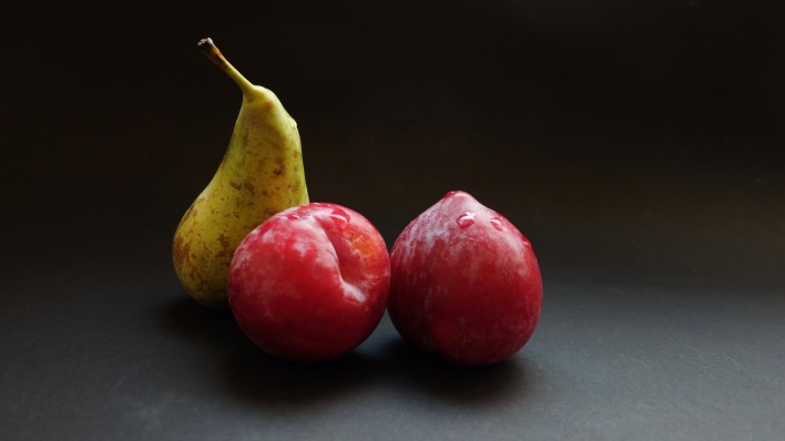 фрукты груша сливы
