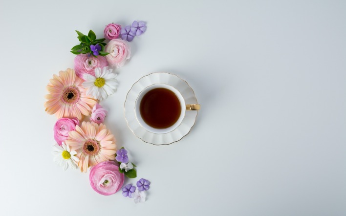 чашка чай цветы белый фон