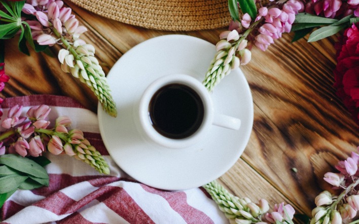 чашка кофе на столе цветы