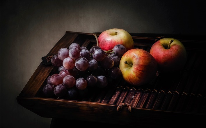 яблоки виноград фрукты натюрморт