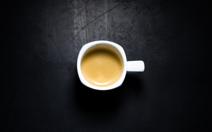 чашка кофе вид сверху минимализм