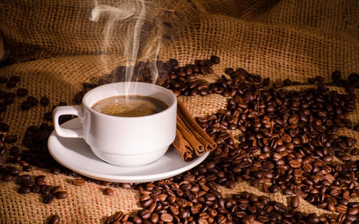кофе чашка кофейные зерна корица блюдце мешковина