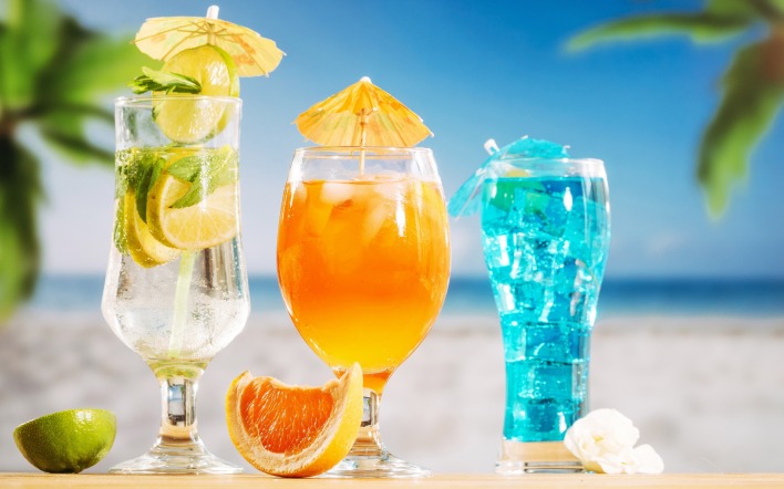 коктейли на море на пляже отдых релакс