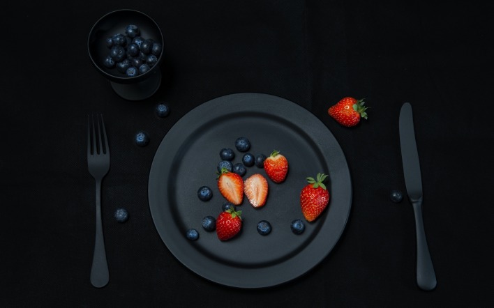 клубника тарелка ягоды черника минимализм
