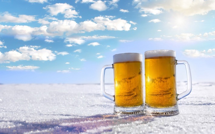 пиво бокалы снег ясный день