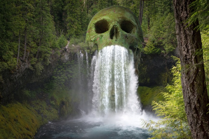 череп гигант водопад лес